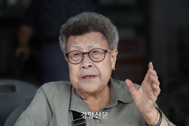 운영 주체인 한국소아마비협회의 경영상 어려움으로 프로그램과 시설 운영이 대폭 축소된 장애인 체육시설 서울 광진구 정립회관의 이용자인 김설자씨(90)가 지난 30일 경향신문과 인터뷰하고 있다. 한수빈 기자