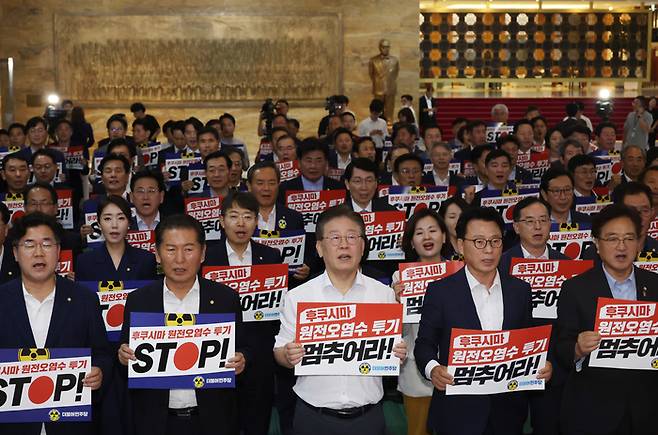 이재명 더불어민주당 대표와 박광온 원내대표 등이 31일 오후 국회 로텐더홀에서 열린 긴급 의원총회에서 구호를 외치고 있다. 연합뉴스