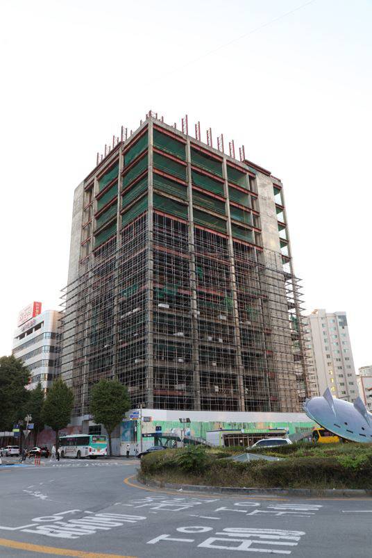 공사가 중단된 1998년 이후 줄곧 방치돼 있던 경기 안양 ‘안양 원스퀘어’가 지난 4월 철거되기 직전의 모습. 안양시 제공