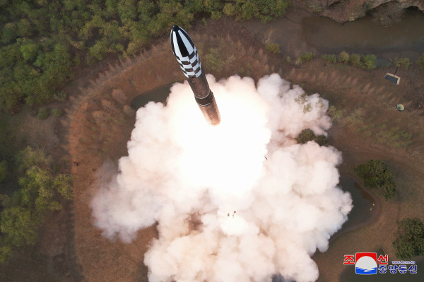 북한의 신형 대륙간탄도미사일(ICBM) ‘화성-18형’이 지난 4월 13일 발사장에서 하늘로 솟아오르고 있는 모습을 조선중앙통신이 보도했다. 연합뉴스