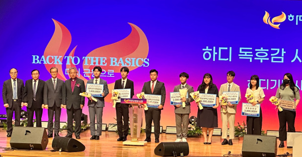 소설 하디 독후감 심사위원 및 대상 김예람(오른쪽에서 두 번째) 학생과 수상자들.