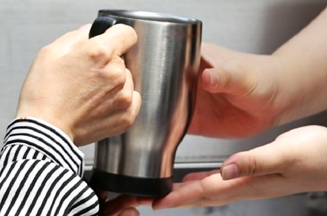 5월 10일 서울시가 처음으로 진행한 '텀블러 데이' 행사서 시민이 개인 컵에 음료를 받아가고 있다. / 사진 = 연합뉴스