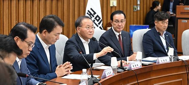 윤재옥 국민의힘 원내대표(왼쪽 셋째)가 30일 국회에서 열린 수산물 소비 활성화를 위한 수협중앙회와 급식업체 간 상생협력 협약식에서 발언하고 있다. 이날 5개 주요 급식업체와 수협중앙회는 수산물 급식 확대에 나서기로 했다. 김[호영 기자]