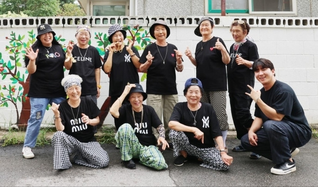 칠곡할매들, 래퍼그룹 ‘수니와 칠공주’ 결성 모습.[사진 = 칠곡군]