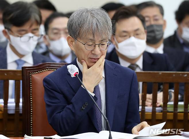 [서울=뉴시스] 이영환 기자 = 김광동 진실·화해를위한과거사정리위원회 위원장이 지난 3월13일 오전 서울 여의도 국회에서 열린 행정안전위원회 전체회의에서 자료를 살펴보고 있다. 2023.03.13. 20hwan@newsis.com
