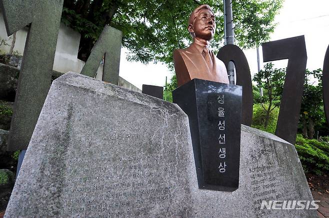 [화순=뉴시스] 이영주 기자 = 항일 무장단체 의열단 출신이자 중국 3대 작곡가인 정율성의 행적 논란이 이어지고 있는 29일 오전 전남 화순군 능주초등학교에 정율성의 흉상이 설치돼있다. 정율성은 유년기 화순에 머무르며 능주초를 다녔던 것으로 알려졌다. 2023.08.29. leeyj2578@newsis.com