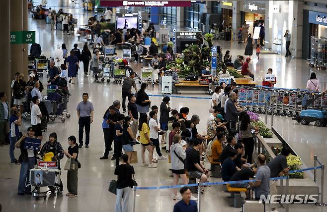 [인천공항=뉴시스] 정병혁 기자 = 27일 인천국제공항 제1터미널 입국장이 여행객들로 붐비고 있다. 2023.08.27. jhope@newsis.com