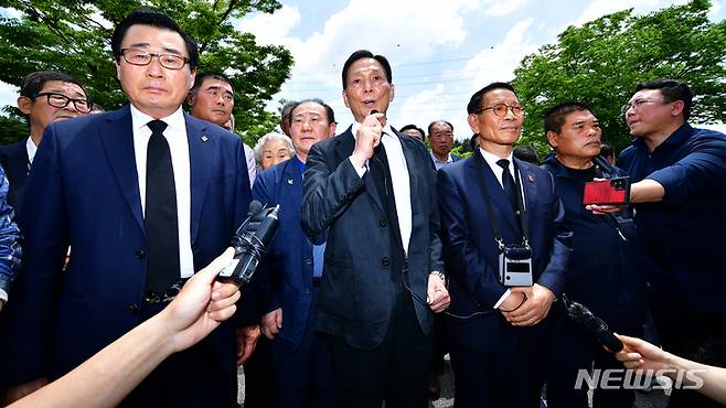 [광주=뉴시스] 이영주 기자 = 임성록 (사)대한민국 특전사 동지회 광주지부 고문이 3일 오전 광주 북구 운정동 국립5·18민주묘지에서 참배를 막아선 시민 단체를 향한 입장을 밝히고 있다. 2023.06.03. leeyj2578@newsis.com