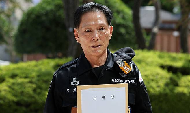 31일 광주 동구 지산동 광주지방검찰청 민원실 입구에서 임성록 특전사동지회 고문이 '정율성 역사공원 조성사업'과 관련해 강기정 광주시장의 국가보안법상 찬양·고무죄를 적시한 고발장을 제출하기 위해 이동하고 있다. 연합뉴스
