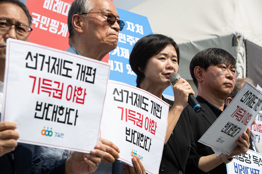 정의당 이정미 대표가 31일 서울 여의도 국회 앞에서 열린 기자회견에서 병립형 비례대표제 도입에 대한 반대 의견을 밝히고 있다. 뉴스1