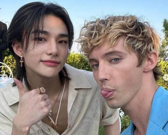 ▲ 스트레이 키즈 현진(왼쪽), 트로이 시반. 출처| 트로이 시반 인스타그램