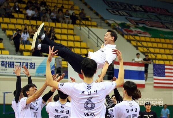 한국대학선발팀 우승, 김찬호감독 행가래.