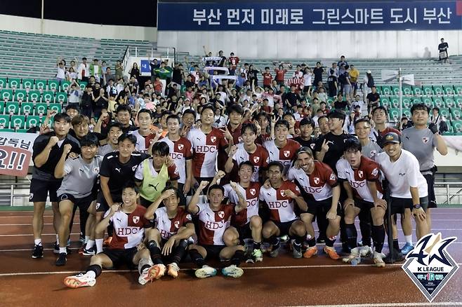 29일 선두 김천을 꺾고 단체 사진을 찍은 부산 선수단 [한국프로축구연맹 제공. 재판매 및 DB 금지]