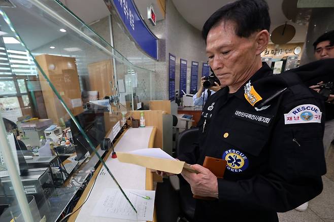 "정율성 공원은 국가보안법상 찬양·고무죄" (광주=연합뉴스) 정회성 기자 = 31일 오후 광주 동구 지산동 광주지방검찰청 민원실에서 임성록 특전사동지회 고문이 '정율성 역사공원 조성사업'과 관련해 강기정 광주시장의 국가보안법상 찬양·고무죄를 적시한 고발장을 제출하고 있다. 2023.8.31
    hs@yna.co.kr
(끝)