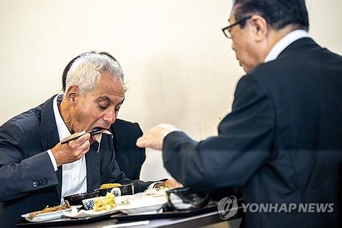 후쿠시마에서 생선 점심 먹는 람 이매뉴얼 주일본 미국대사 (소마 AFP=연합뉴스) 람 이매뉴얼(왼쪽) 주일본 미국대사가 31일 후쿠시마현 소마시에서 다치야 히데키요 소마 시장과 점심 식사를 함께 하며 현지에서 잡힌 생선을 먹고 있다. 2023.8.31