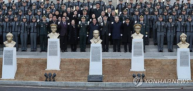 육사, 홍범도 흉상 외부 이전 결정…나머지는 교내 다른 곳으로 지난 2018년 3월 1일 서울 육군사관학교에서 열린 독립전쟁 영웅 5인 흉상 제막식 모습. [연합뉴스 자료사진]