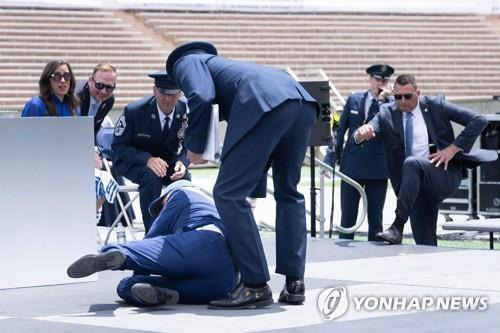 미국 공군사관학교 졸업식 행사장서 넘어진 조 바이든 대통령 [콜로라도스프링스[미 콜로라도주] AFP=연합뉴스. 재판매 및 DB 금지]