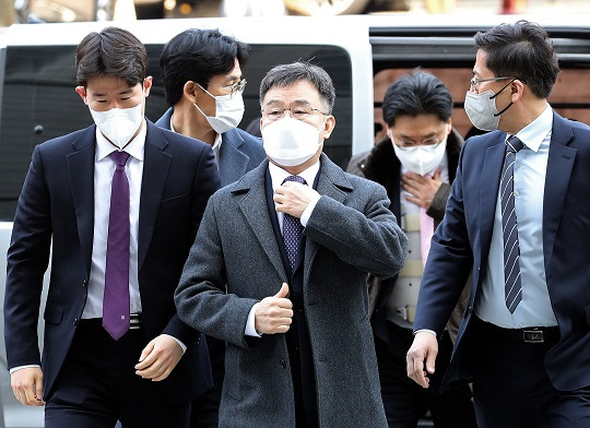 검찰이 김만배씨 허위인터뷰와 금품수수 혐의로 신학림 전 언론노조위원장을 압수수색하고 있다. 김만배씨가 지난 2월 영장실질심사를 받기 위해 서울중앙지방법원으로 출석하고 있다.
[사진=뉴시스]