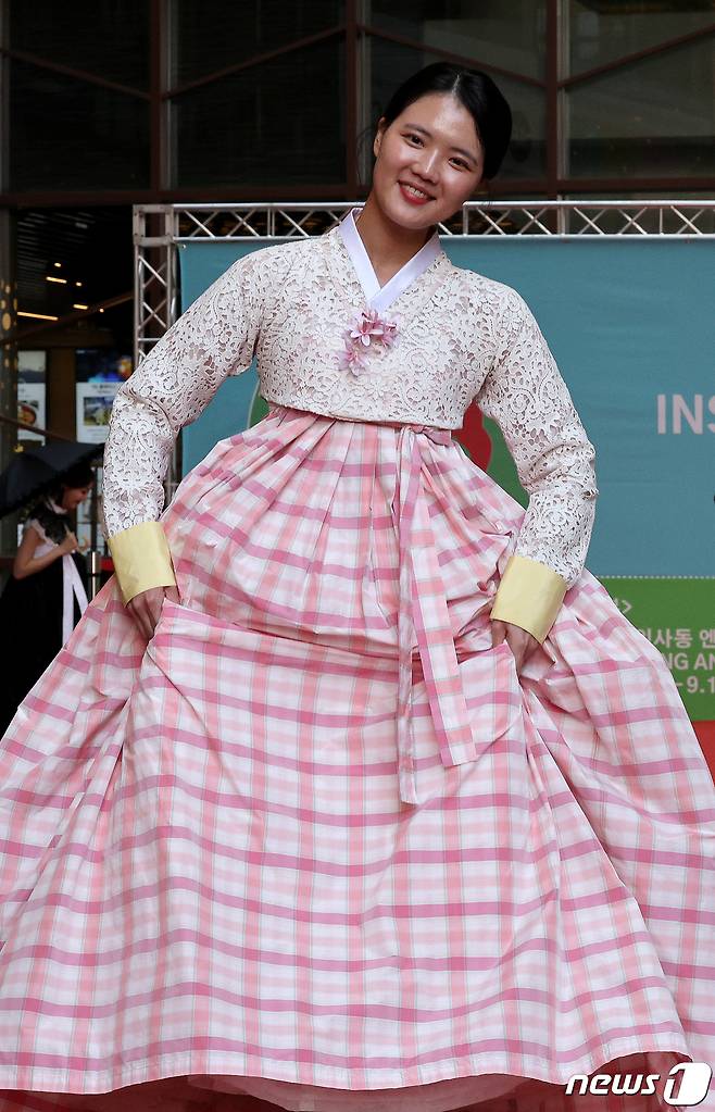 31일 오후 서울 종로구 인사동에서 열린 '2023 인사동 엔틱&아트페어 개막식'에서 한복 패션쇼가 펼쳐지고 있다. 2023.8.31/뉴스1 ⓒ News1 장수영 기자