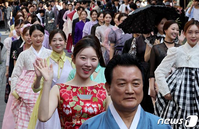 31일 오후 서울 종로구 인사동에서 열린 '2023 인사동 엔틱&아트페어 개막식'에서 전통의상 퍼레이드가 펼쳐지고 있다. 2023.8.31/뉴스1 ⓒ News1 장수영 기자