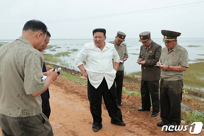 (평양 노동신문=뉴스1) =지난 8월21일 평안남도간석지 건설종합기업소 안석간석지 피해복구 현장을 현지지도하고 있는 김정은 총비서 모습. [국내에서만 사용가능. 재배포 금지. DB 금지. For Use Only in the Republic of Korea. Redistribution Prohibited] rodongphoto@news1.kr