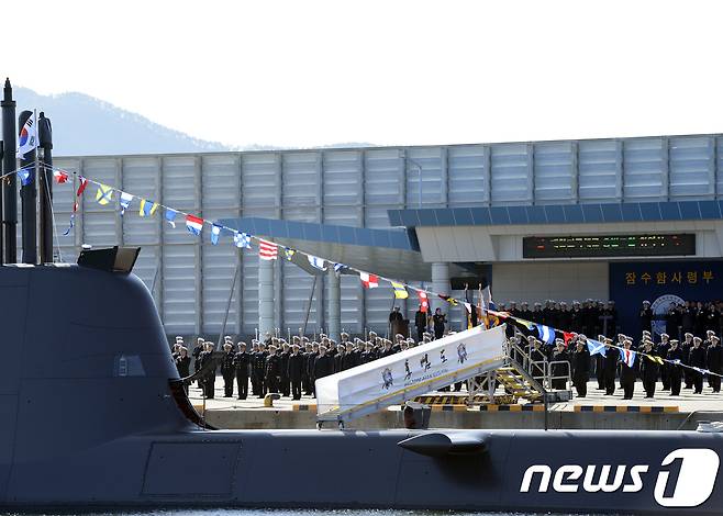 해군의 214급 잠수함 7번함 홍범도함(SS-079)이 2018년 진해해군기지로 입항해 취역식을 갖고 있다. 홍범도함은 길이 65m, 폭6.3m에 배수량 1800t 규모이며 어뢰와 기뢰 등 무장을 탑재하고 있다. 2018.1.23/뉴스1 ⓒ News1 여주연 기자