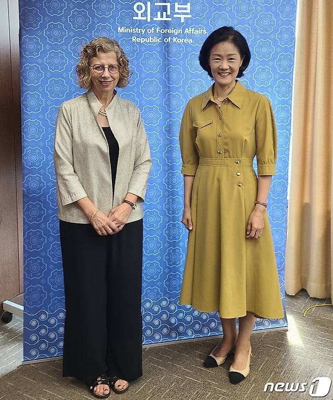 김효은 기후변화대사(오른쪽), 잉거 안데르센 유엔환경계획(UNEP) 사무총장.(외교부 제공)