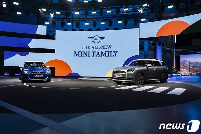 MINI는 1일(현지시간) 뮌헨서 5세대 신형 전기차 뉴 MINI 쿠퍼 E(왼쪽)와 뉴 MINI 컨트리맨을 세계 최초로 공개했다.(BMW그룹 제공)ⓒ 뉴스1