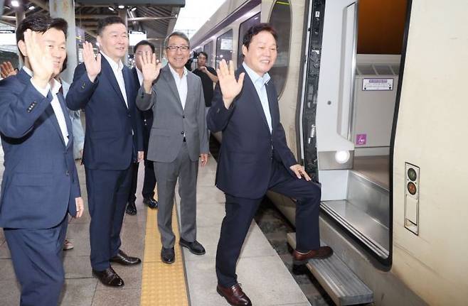 박완수 경남도지사(가장 오른쪽)가 진주~수서 SRT 첫차에 올라타고 있다. [사진제공=경남도청]