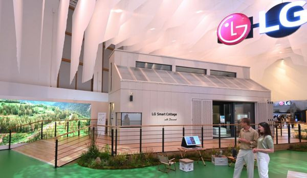 독일 메세 베를린(Messe Berlin) 내 LG전자 전시관 'LG 지속가능한 마을(LG Sustainable Village)' 입구에서 모델들이 에너지 및 냉난방공조 시스템, 차별화된 프리미엄 가전을 갖춘 소형 모듈러 주택 ‘LG 스마트코티지’를 소개하고 있다. [사진제공=LG전자]