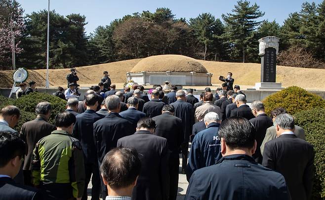 4·19 원로들, 지난 3월 이승만 묘 참배 - 지난 3월 4·19 혁명 세대 원로들이 이승만 전 대통령 출생 148주년을 맞아 서울 동작구 국립서울현충원의 이 전 대통령 묘소를 참배하고 있다. /박상훈 기자