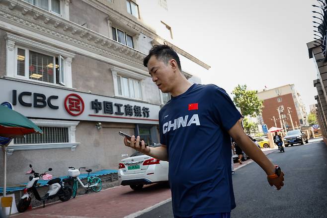 베이징에서 한 중국인이 중국공상은행 지점 옆을 지나가고 있다./EPA 연합뉴스