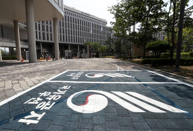 지난 27일 오전 정부세종청사 국가보훈부 내 주차구역에 국가유공자 우선 주차구역이 설치되어 있다. /신현종 기자