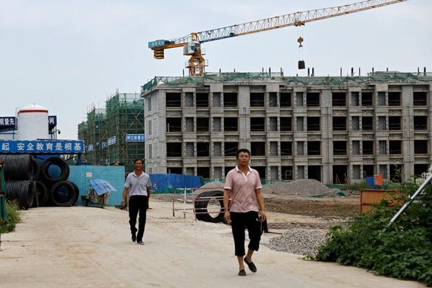 지난달 18일 중국 톈진의 비구이위안 건설현장에서 근로자들이 걸어나오고 있다. ⓒ 로이터/연합뉴스