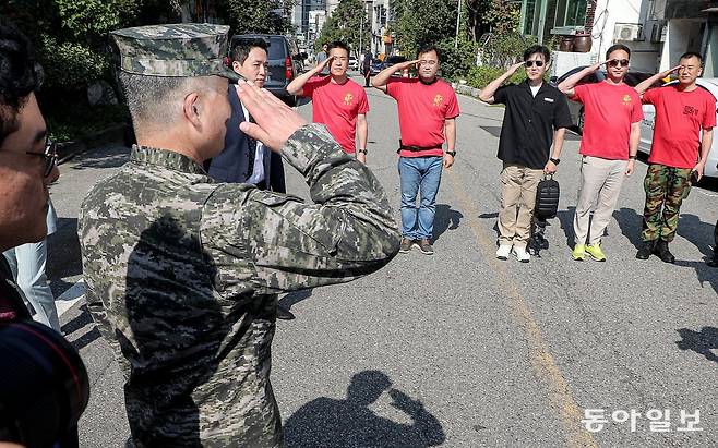 채 모 상병 순직 사건을 수사하다 항명 등의 혐의로 입건된 박정훈 전 해병대 수사단장(대령)이 1일 오전 구속 전 피의자심문(영장실질심사)을 받기 위해 서울 용산구 군사법원으로 들어가며 ‘팔각모 사나이’를 부르며 응원한 해병대 예비역 동기생들과 서로 경례하고 있다. 송은석 기자 silverstone@donga.com