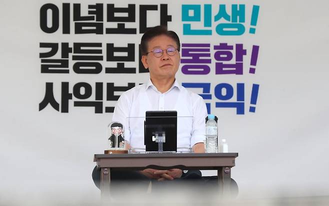 [서울=뉴시스] 추상철 기자 = 이재명 더불어민주당 대표가 31일 오후 서울 여의도 국회 본관 앞에서 무기한 단식을 하고 있다. 2023.08.31. scchoo@newsis.com /사진=뉴시스