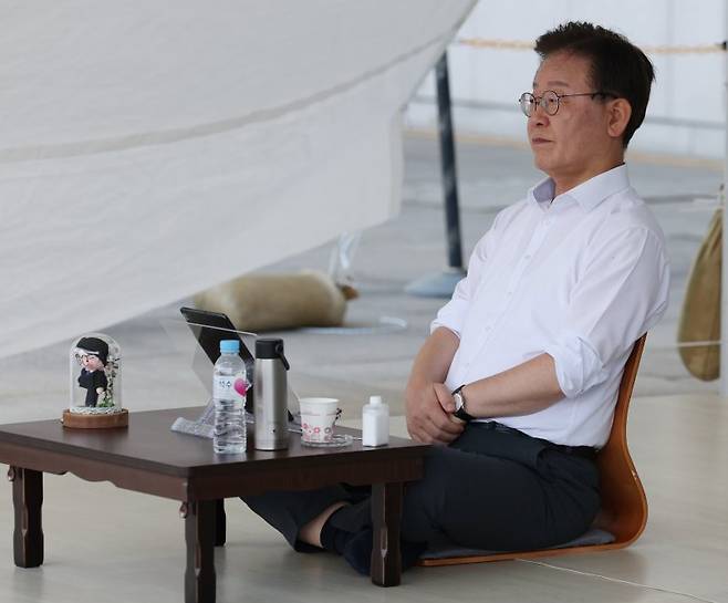 이재명 더불어민주당 대표가 31일 오후 서울 여의도 국회 본청 앞에서 단식을 하고 있다. 뉴스1