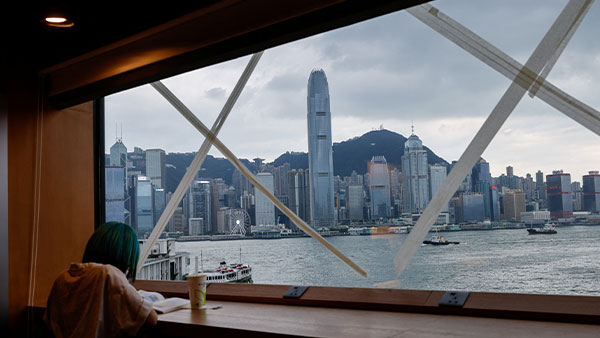 31일 태풍 '사올라'가 다가옴에 따라 홍콩의 한 상점 창문에 테이프가 부탁된 모습 [사진 제공 : 연합뉴스]
