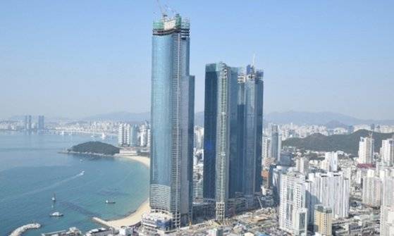 생활형 숙박시설은 건축법·공중위생관리법 적용을 받는 변종주택이다. 사진은 부산 해운대 엘시티(아파트와 생숙 혼합). [중앙포토]