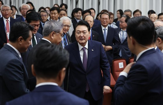 윤석열 대통령이 1일 서울 서초구 국립외교원에서 열린 국립외교원 60주년 기념식에서 축사를 마친 뒤 퇴장하고 있다. 연합뉴스