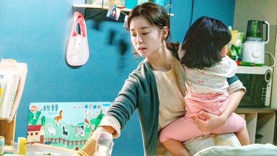 영화 '82년생 김지영'에서 주인공(정유미 분)이 육아를 하고 있다. [사진 롯데엔터테인먼트]