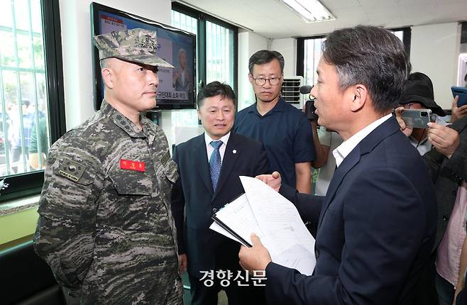 채 모 상병 순직 사건을 수사하다 항명 등의 혐의로 입건된 박정훈 전 해병대 수사단장(대령)이 1일 서울 용산구 군사법원에서 열리는 구속 전 피의자심문(영장실질심사)에 앞서 군 검찰의 구인영장을 받고 있다. 권도현 기자