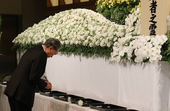 하토야마 유키오 전 일본 총리가 1일 도쿄 국제포럼에서 열린 ‘제100주년 관동대진재 한국인 순난자 추념식’에서 조선인 희생자를 추도하며 헌화하고 있다. 연합뉴스