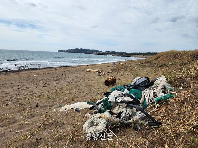 제주 안덕면의 한 해안에 떠밀려온 폐기물들. 박미라 기자