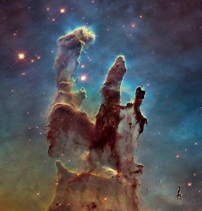 7000광년 떨어져 있는 창조의 기둥에선 지금도 별이 태어나고 있다. 출처: NASA, ESA, and the Hubble Heritage Team (STScI/AURA)