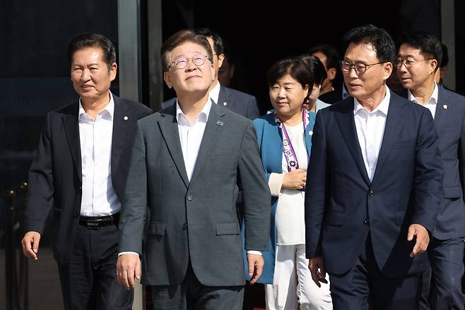 이재명 더불어민주당 대표가 오늘(1일) 국회 단식농성장에서 열리는 최고위원회의장으로 걸어가고 있다. / 사진 = 연합뉴스