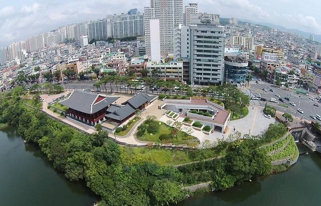 인근에 스카이워크 건립이 추진 중인 울산 태화루 전경 <자료=울산시>