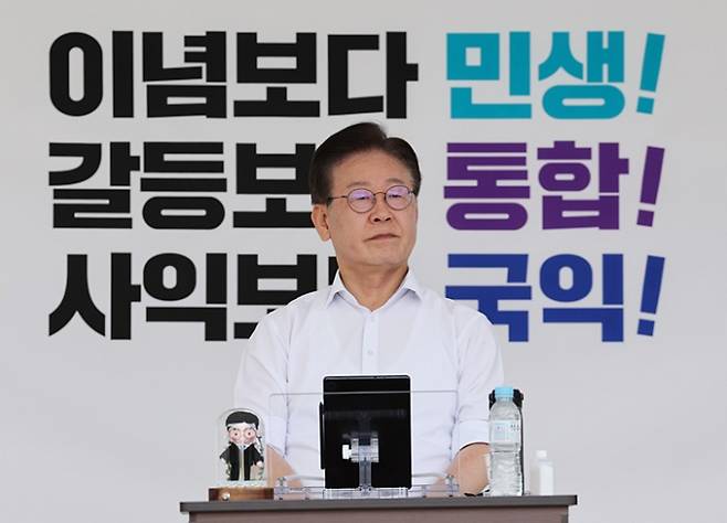 이준석 전 대표가 이재명 대표의 단식에 대해 생뚱맞다며 비판했다. 사진은 이재명 더불어민주당 대표가 지난달 31일 오후 서울 여의도 국회 본청 앞에서 단식을 하고 있는 모습. /사진=뉴스1