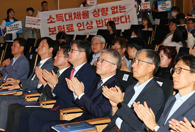 국민연금 제도 개선 방안이 발표된 1일 오전 서울 강남구 코엑스에서 열린 ‘제5차 국민연금 재정계산 공청회’에서 정부 및 민간 전문가 등이 박수를 치고 있다.   연합뉴스