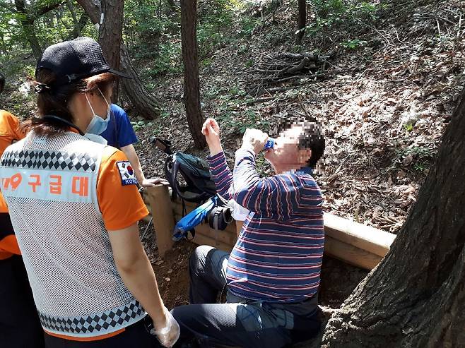 서울시 소방재난본부에서 열·탈진 어르신에게 생수를 제공하고 있다. [서울시 제공]